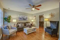 Classy Johns Island Retreat with King Bed + Firepit! - Homestays
