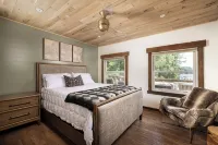 Lakefront Private Cove Retreat w/ Sandy Beach, Dock, Hot Tub + Boat & Ski Option - Boutique