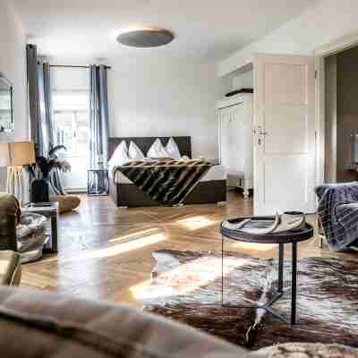 up to 16 pax, BBQ, sunbeds, bikes, close to ski areas, lake region and town Rooms
