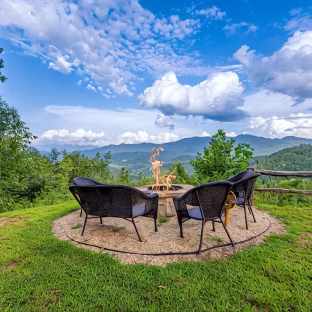 STUNNING MTN / RIVER VIEWS! 4bed/ 3bath  Hot tub, Firepit <15 min to Bryson City