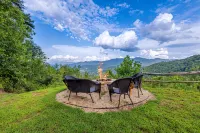 STUNNING MTN / RIVER VIEWS! 4bed/ 3bath  Hot tub, Firepit <15 min to Bryson City - Kuntosalit