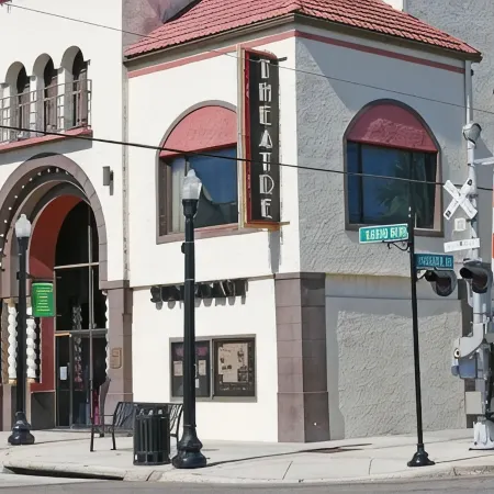 1 block to dwnt/7min to beach/King bed/Free parking