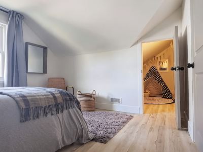 Perfect for large groups, lots of parking, 5BRs, Game Room, Fast Wifi