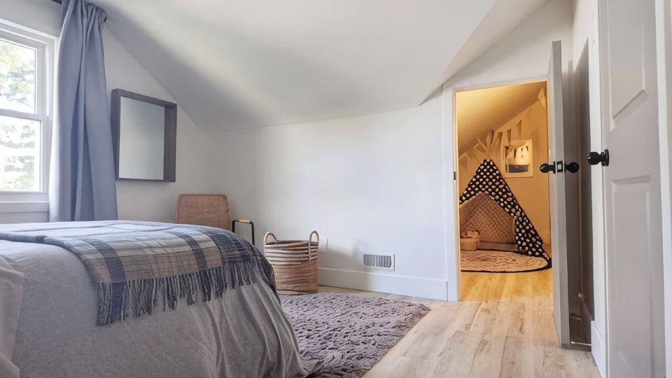 Perfect for large groups, lots of parking, 5BRs, Game Room, Fast Wifi