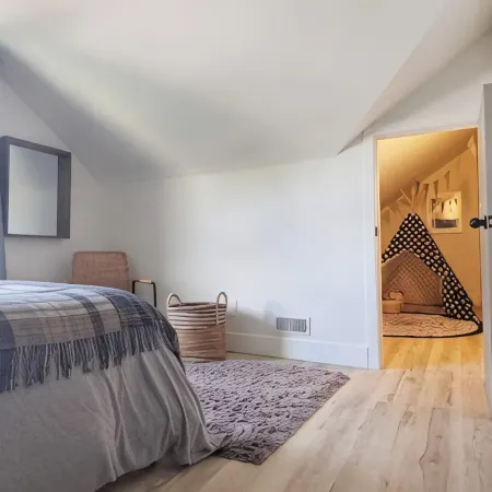 Perfect for large groups, lots of parking, 5BRs, Game Room, Fast Wifi