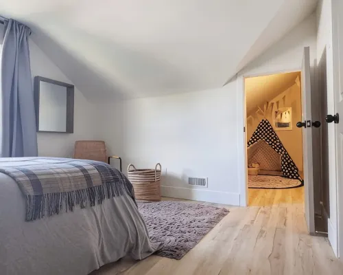 Perfect for large groups, lots of parking, 5BRs, Game Room, Fast Wifi Hotels in Kitchener