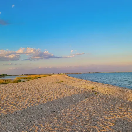 Cozy Coastal Retreat in Port Alto - Waterfront Views and Bayfront Fun!