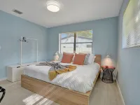 Casa Bella - 5 BR Villa in Miami with Pool, Mini-Golf, Basketball+ Hotels in Golden Glades
