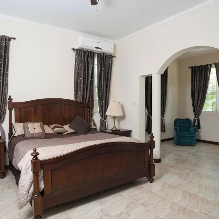 Gimli: Luxury 2 Story Villa - 3 min from the beach!!!