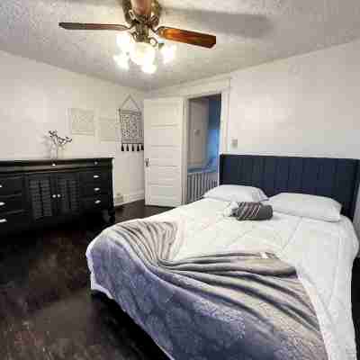 5 Mins to Niagara Falls! Cozy home with parking and pet friendly! Rooms