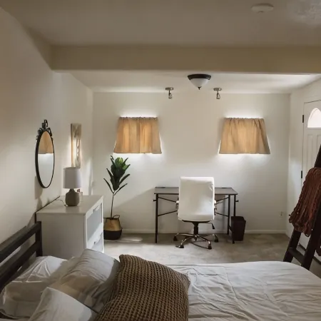 The Desert Sunset: 4 Bdr, 5 Beds, Fast Wifi, Large TV, Large Private Pool,