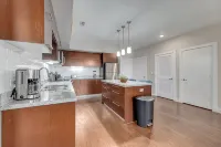 Plush 2Br Cal King Suite Close to Everything