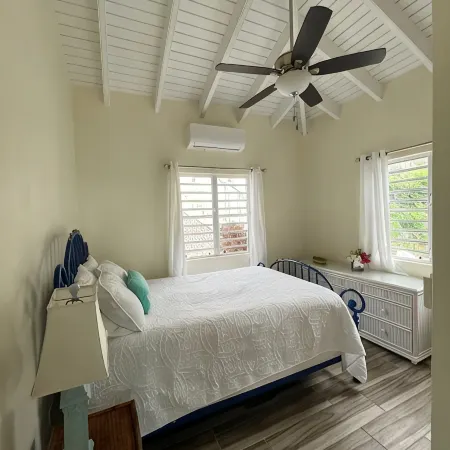 Affordable Solar powered 2-Bedroom Haven with Washer/Dryer, near Red Hook!
