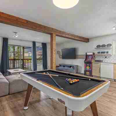4BR 2000sqft Chalet by DT: 15mins to Banff,  Epic MTN Views, 2-min Walk to Shops Fitness & Recreational Facilities