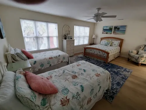Completely Renovated Pink Sea House on North Beach, Tybee Island - Strand