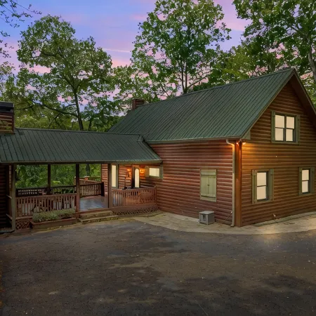 Riverfront - Hot Tub - Game Room - Sleeps 10 - Gated - Paved Roads