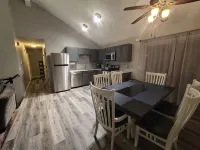 Charming 3 Bedroom House with Firepit in West Omaha - Bungalows