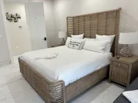 Luxe Pool-Side 6-Bed Villa in Naples Minutes to Vanderbilt Beach and Mercato! - balcony