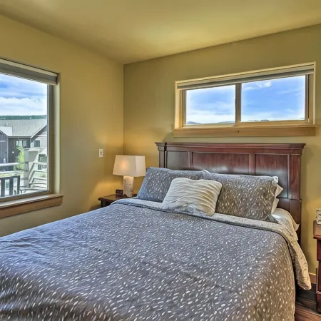 Great location with view and private hot tub! Well-equipped 3 bedroom.