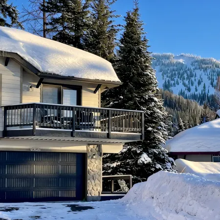 Beautiful Home on Home Again Trail 3BR ski in-out. 5 star home, 5 star location