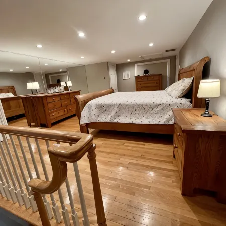 Private Home, Hot Tub, Wifi, Rural Setting, Gas Stove, 70" SmartTV