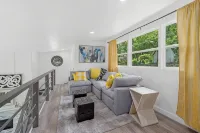 Jaw-dropping artistic mid-century modern home! Close to medical centers - 부티크