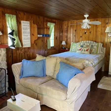 Parkview Cottage #1 - 1/2 block to beach.