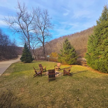 Log Cabin/ w hot tub, outdoor pool & pool table