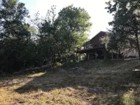 River cabin w access.  close to town. Hot tub! 35 foot deck - Feriehus