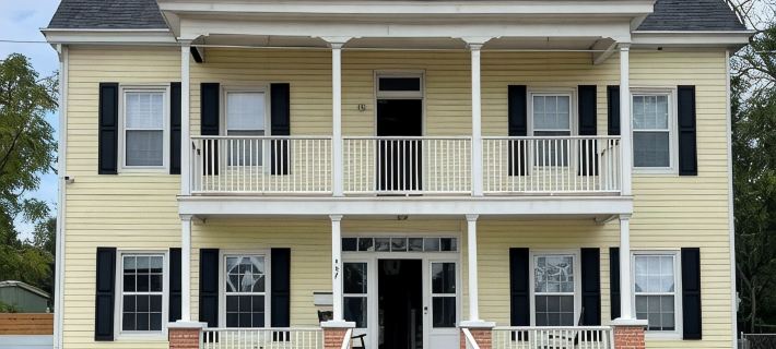 Washington House: Steps to Dwtn; Backyard oasis with fire pit/pool table/games Отели в г. Бренхем