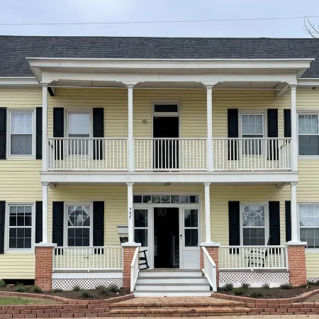 Washington House: Steps to Dwtn; Backyard oasis with fire pit/pool table/games