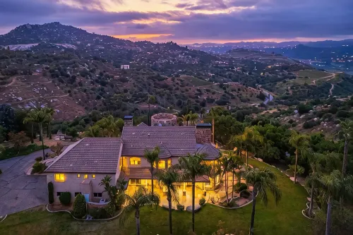 Castle on a hill, breathtaking views, surrounded with pools, trees, and lawn - Wifi