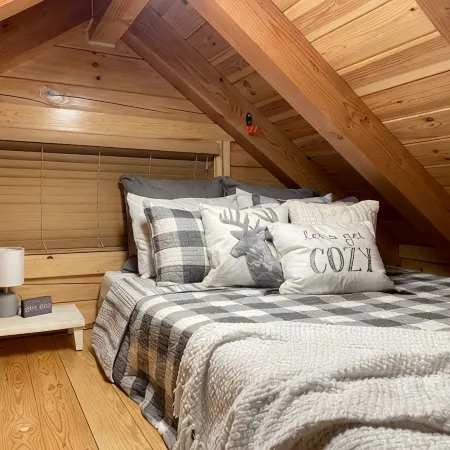 Cozy Hocking Hills Cabin on 20 private acres! Only 7 miles from State Park!