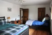 Spacious home in the Heart of 46 High Peaks on The AuSable River - 8-12 Guests - Wifi