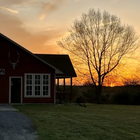Lodge with fishing & guided hunts available! Minutes from Tulsa & Grand Lake!