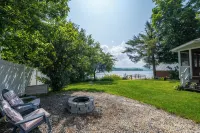 Entire Lake House on Lake Memphremagog, dead end RD, private. 30 min to Jay Peak - 4-Star