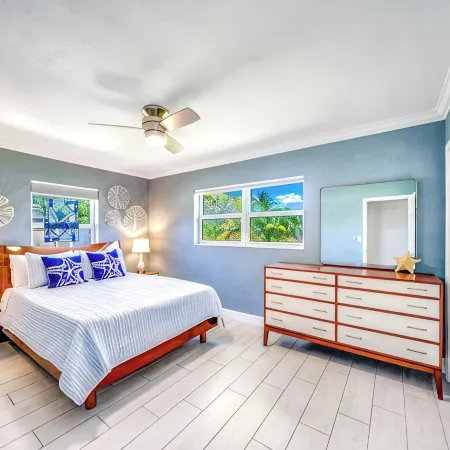 Pool+Bikes+BBQ! Tropical Getaway & Close To Beach!