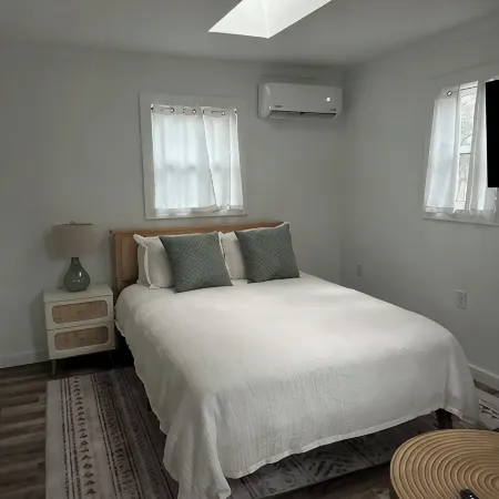 Cozy beach studio within walking distance to the beach.