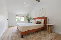 Private, Peaceful Home Away from Home with Courtyard—Sleeps 4! - 3 stjerner