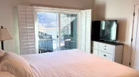 Waterfront home on Shasta Lake- Bar, Pool Table, Hot Tub, Boat Parking - 4-Star
