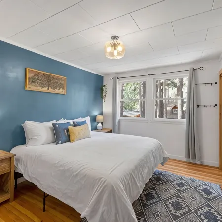 Perfect location! Cabin w/ hot tub- walk to beach, golf & trails
