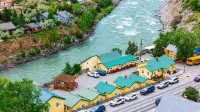 Yellowstone Riverside Cottages - balcony