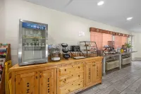 Econo Lodge Inn & Suites - breakfast