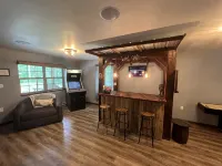Spacious and cozy pet friendly chalet w/ hot tub & garden sauna - homestay