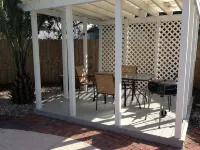 Private Pool, Walk to Beach 🏖️, Bright Sun Room, Quiet West End - 4-Star