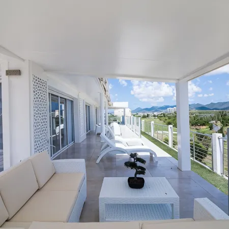Stunning Penthouse on Mullet Bay beach