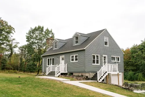 Modern Country Farmhouse, Walking Distance to Lake - Homestays