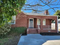 Lucky 13 Retreat – Cozy 2BR Getaway Near Downtown Greenville! - Homestays