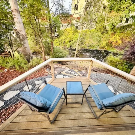 The Shamrock Creekside Cottage- ONE BLOCK FROM DOWNTOWN & on the CREEK!