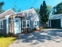 West Dennis Central - 5 bed, 3 bath, 2 kitchen huge yard!Two hot tubs! - 4-Star